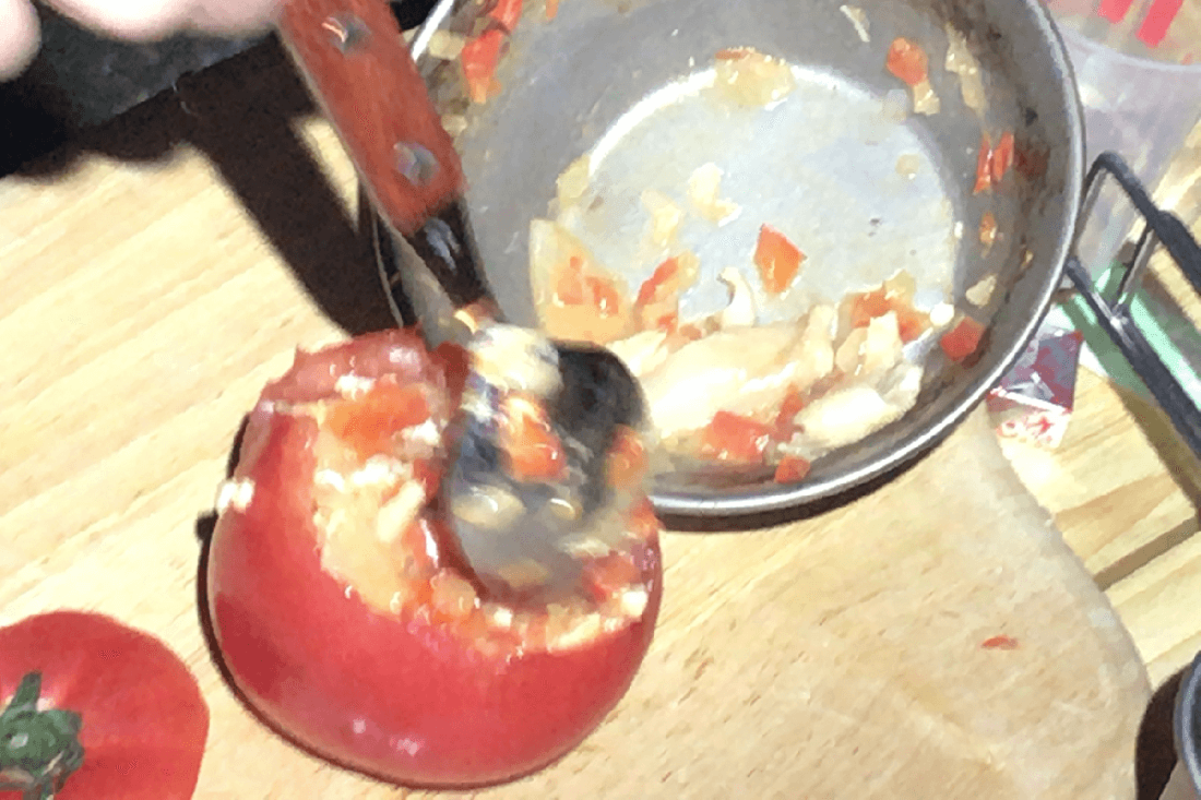 刻んだ野菜をトマトに詰め込んで。